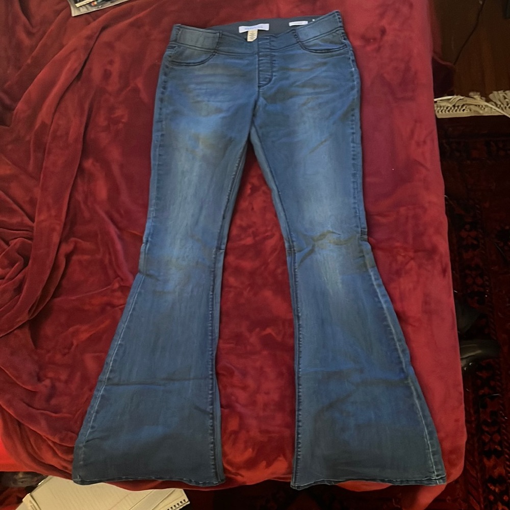 Size 6 Flare “Kenneth Cole Reaction” Jeans